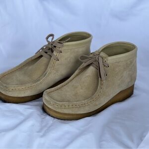 Clarks Originals Wallabee Womens Beige Suede Chukka Boots